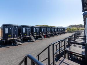 eine Reihe von Containern auf einer Straße in der Unterkunft HOTEL R9 The Yard Iizuka in Iizuka
