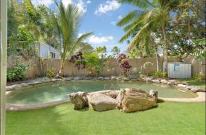uma pequena piscina num quintal com cerca em Villa Marshall em Machans Beach