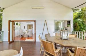 uma sala de jantar com mesa e cadeiras em Villa Marshall em Machans Beach