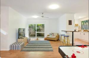 uma sala de estar com uma mesa de bilhar e um sofá em Villa Marshall em Machans Beach