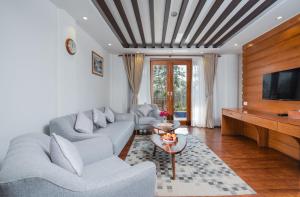 un soggiorno con divano e TV di Soaltee Westend Resort Chitwan a Chitwan