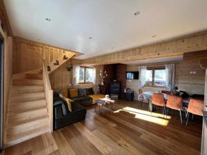 Posedenie v ubytovaní Joli chalet au calme avec poêle à bois, 4 chambres et cuisine équipée - FR-1-593-84