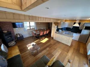 Televízia a/alebo spoločenská miestnosť v ubytovaní Joli chalet au calme avec poêle à bois, 4 chambres et cuisine équipée - FR-1-593-84