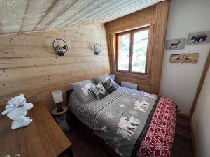 Posteľ alebo postele v izbe v ubytovaní Joli chalet au calme avec poêle à bois, 4 chambres et cuisine équipée - FR-1-593-84