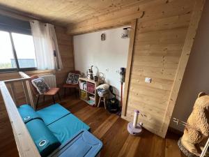 Posedenie v ubytovaní Joli chalet au calme avec poêle à bois, 4 chambres et cuisine équipée - FR-1-593-84