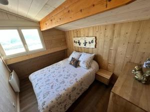 Posteľ alebo postele v izbe v ubytovaní Joli chalet au calme avec poêle à bois, 4 chambres et cuisine équipée - FR-1-593-84