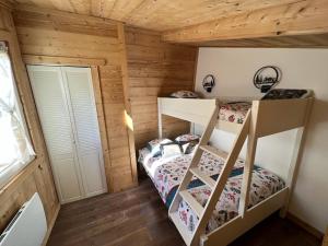 Posteľ alebo postele v izbe v ubytovaní Joli chalet au calme avec poêle à bois, 4 chambres et cuisine équipée - FR-1-593-84