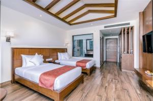 Ліжко або ліжка в номері Soaltee Westend Resort Chitwan