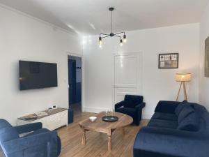 een woonkamer met twee blauwe banken en een tafel bij Gîte Moulins, 4 pièces, 6 personnes - FR-1-489-439 in Moulins