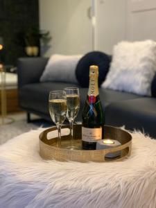 een fles champagne en twee glazen op een tafel bij Kudos Villas - Hepburn Springs in Hepburn Springs