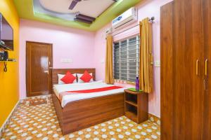 sypialnia z łóżkiem i oknem w obiekcie Flagship Black Diamond Hotel and Restaurant Barasat w mieście Bārāsat