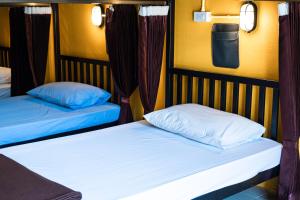 Postel nebo postele na pokoji v ubytování Krabi Freedom Hostel and Bar