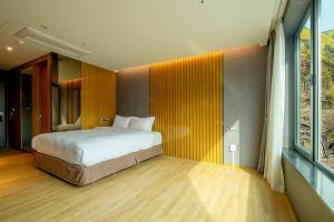 Jeongseon Intoraon Hotel客房内的一张或多张床位