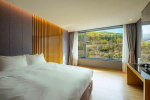 Jeongseon Intoraon Hotel客房内的一张或多张床位