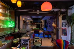 Krabi Freedom Hostel and Bar في شاطيء آونانغ: مطعم به بار به طاولات وكراسي