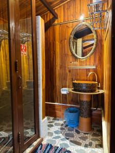 y baño con lavabo y espejo. en Khounphet Heritage House en Luang Prabang