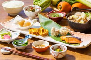 una tavola ricoperta di ciotole e piatti di alimenti di Yamagata Grand Hotel a Yamagata