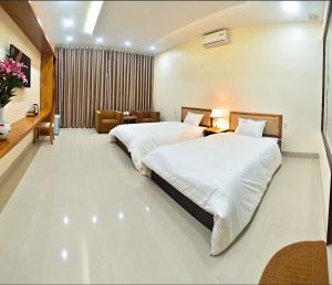 una habitación de hotel con 2 camas en una habitación en Ruby Hotel, en Nam Ðịnh