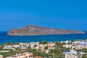 vista su una città e su un'isola di ROMANTZA apartments ad Agia Marina Nea Kydonias
