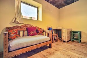 um quarto com uma cama de madeira e uma janela em Santa Cruz Vacation Rental with Free WiFi em Santa Cruz
