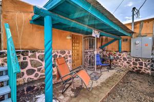 eine Terrasse mit Stühlen und einem Tisch vor einem Haus in der Unterkunft Santa Cruz Vacation Rental with Free WiFi in Santa Cruz