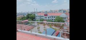 desde el balcón de un edificio con vistas a la ciudad en Ruby Hotel, en Nam Ðịnh