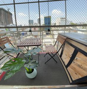 een balkon met een tafel en 2 stoelen en een tafel bij Gemini Saigon BOUTIQUE in Ho Chi Minh-stad