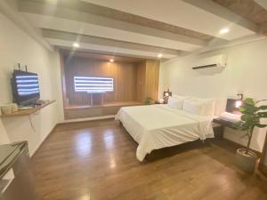 Gemini Saigon BOUTIQUE في مدينة هوشي منه: غرفة نوم بسرير ابيض كبير ونافذة