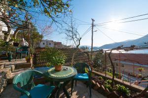 - une table et des chaises assises sur une terrasse avec vue dans l'établissement Apartments Vučinović, à Tivat 50 autres photos