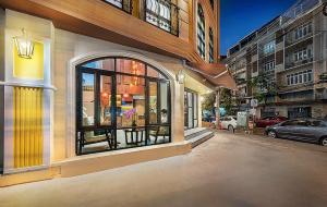 a building with a window on a city street at Phra Nakhon Poshtel in Bangkok