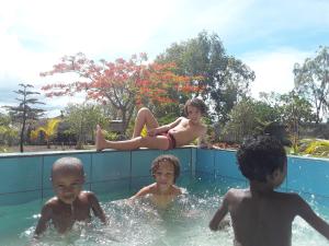 um grupo de crianças a brincar numa piscina em Villa Meva em Antanamitarana Atsimo
