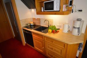 A kitchen or kitchenette at Gästehaus am Berg