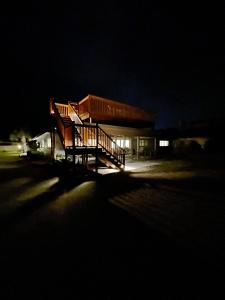un edificio con una scala di fronte di notte di 10 TYLER - 4-Bedroom Home home a Jekyll Island