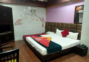 Hotel Geetanjali St Bus Stand Panvel客房内的一张或多张床位