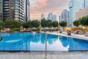 duży basen w mieście z wysokimi budynkami w obiekcie Dream Inn Apartments- Boulevard Heights w Dubaju