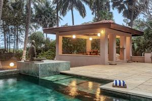 SaffronStays Bay Watch, Palghar - beachfront pool villa at Kelwa Beach 내부 또는 인근 수영장