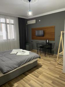 1 dormitorio con 1 cama y 1 mesa con sillas en BADU BOUTİQUE HOTEL, en Karşıyaka