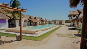 een zwembad in een villa met een resort bij Casa Frida in Chelem