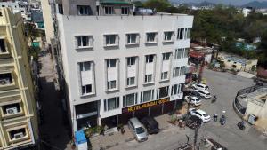 una vista aérea de un edificio blanco en una calle de la ciudad en Hotel Mumbai House Express Udaipur, en Udaipur