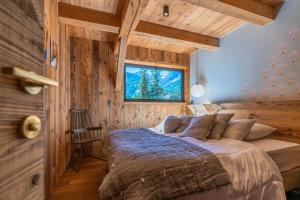 Giường trong phòng chung tại Chalet ORION Serre-chevalier piscine cinéma +19 ảnh