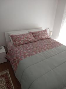 una camera con letto e piumone rosso di Dolce Casa a San Giovanni Teatino