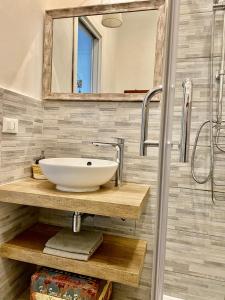 a bathroom with a sink and a mirror at Cà Lea,2 Minuti dalla Spiaggia di Monterosso in Monterosso al Mare