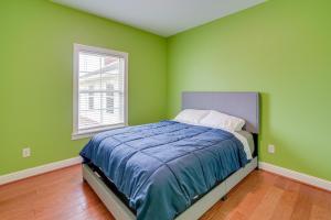 - une chambre avec un lit aux murs verts et une fenêtre dans l'établissement Quiet Marion Getaway with Fireplace!, 