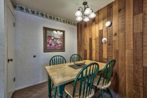 comedor con mesa de madera y sillas en Amazing Condo With Loft - Lakeland Village Resort At Heaven Condo en South Lake Tahoe