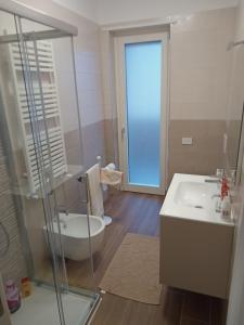 een badkamer met een glazen douche en een wastafel bij Dolce Casa in San Giovanni Teatino