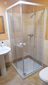 eine Dusche mit Glastür im Bad in der Unterkunft Mar Vikingo in Catoira