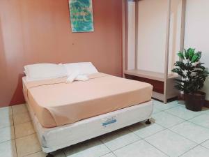aquarteredquartered bed in a room with at Panglao Grande Resort 邦劳美丽度假村 in Panglao Island