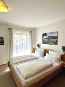 um quarto com 2 camas e uma janela em Haus Waltraud em Bad Wiessee