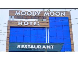 un cartello hotel sul lato di un edificio di Hotel Moody Moon, Bareilly a Bareilly
