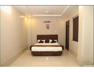 1 dormitorio con 1 cama en una habitación en Hotel Moody Moon, Bareilly, en Bareilly